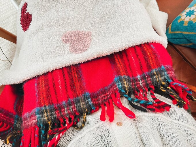 写真:電気ひざかけを使っている様子