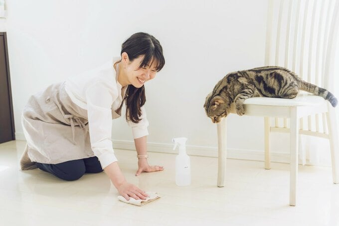 床を掃除する本橋ひろえさん