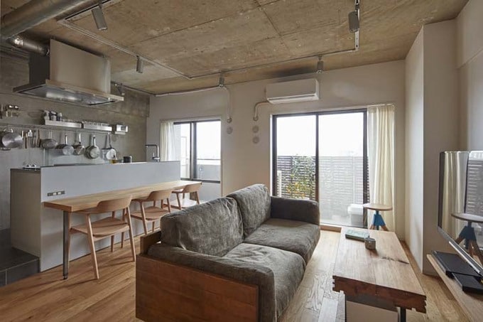 躯体現しとオーク材をミックスしたリビング