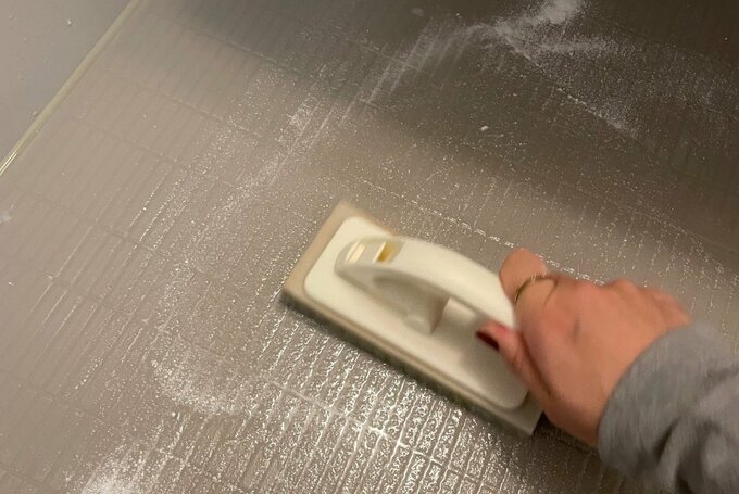 お風呂場の床掃除中