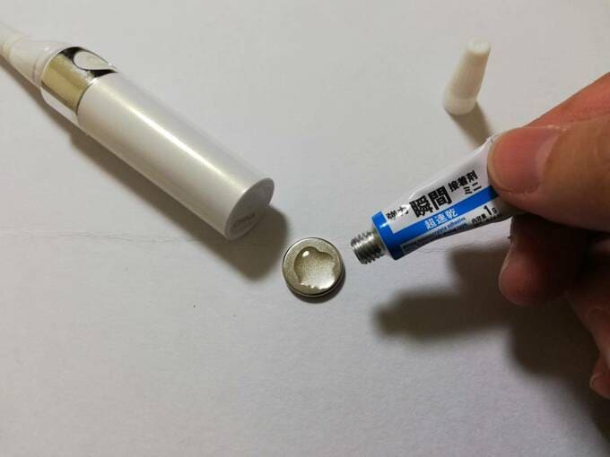 マグネットを瞬間接着剤で固定する様子