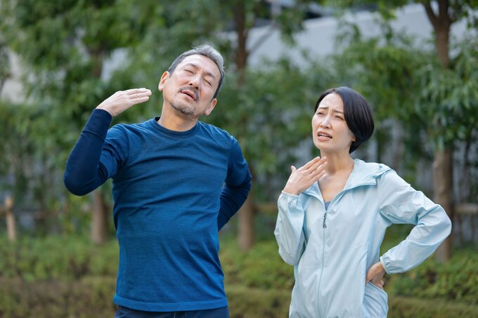 汗をかく中年夫婦