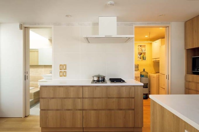 I型コンロの両側に配した引き戸