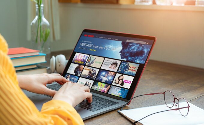 定額配信サービスを利用する女性