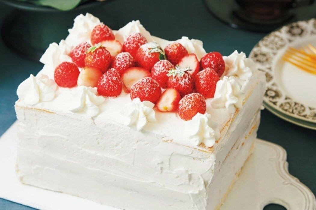 「本格クリスマスケーキ」を業務スーパー494円スポンジで簡単自作。ほんのひと手間で、デパ地下級の仕上がりに