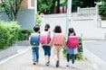 小学校の下校時間が早すぎる…。仕事と子育てのはざまで直面する「小1の壁」のリアル